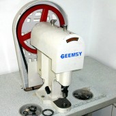 Snap button attaching machine